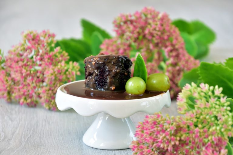 Cappuccino-Brownie mit Kaffee-Schokosoße