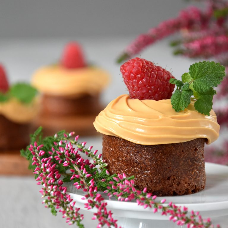 Cappuccino-Mandel-Cupcakes mit Salted-Caramel-Creme