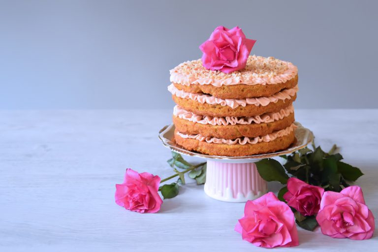 Kürbis-Karotten-Kuchen im festlichen Gewand